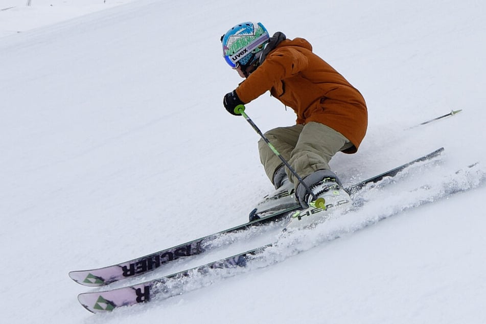 Endlich ist es soweit: Skifahrer und Snowboarden können auf die Pisten. (Symbolbild)