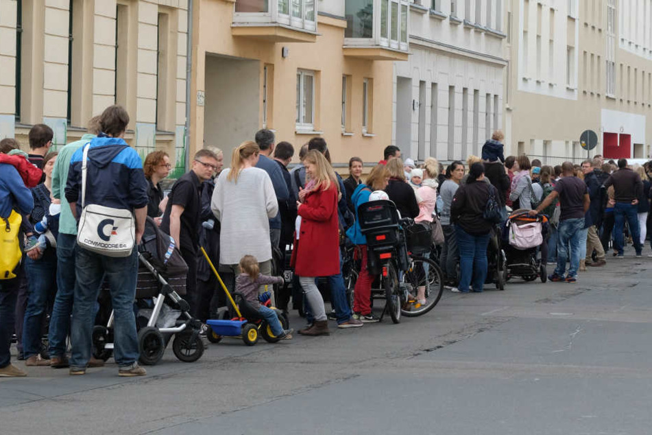 Im Mai standen hunderte Eltern in der Hoffnung auf einen Kita-Platz vor der Tagesstätte "Tillj".