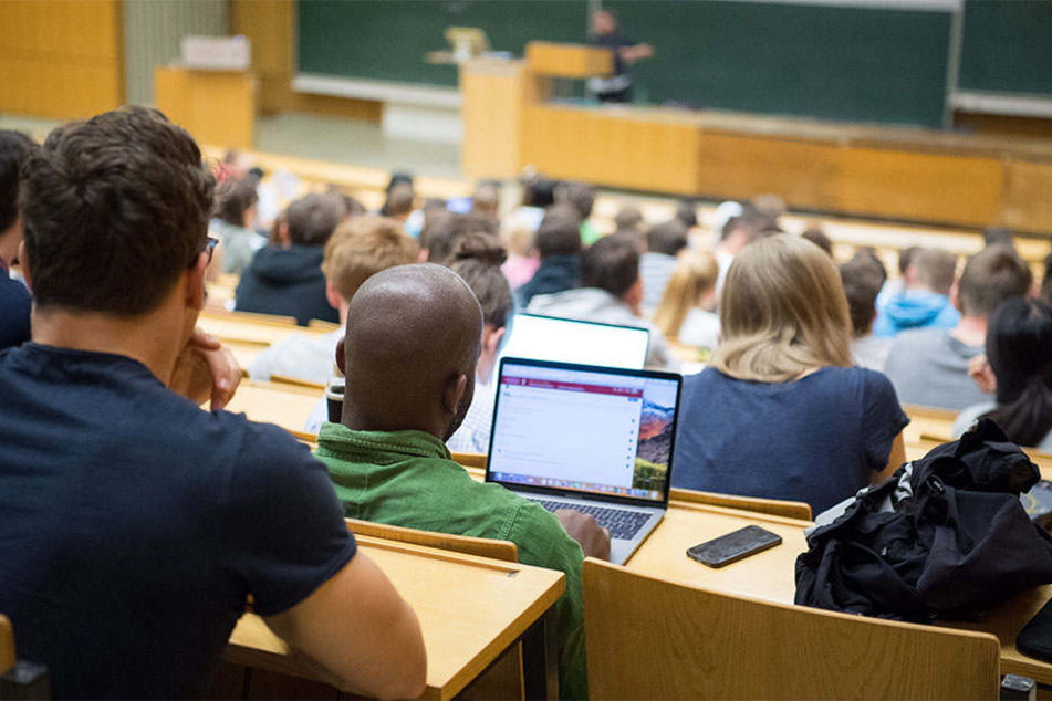 Mehrere Studenten sitzen in einem Hörsaal. (Symbolbild)