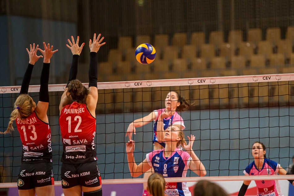 Planinšec (2. von links) steigt zum Block hoch.