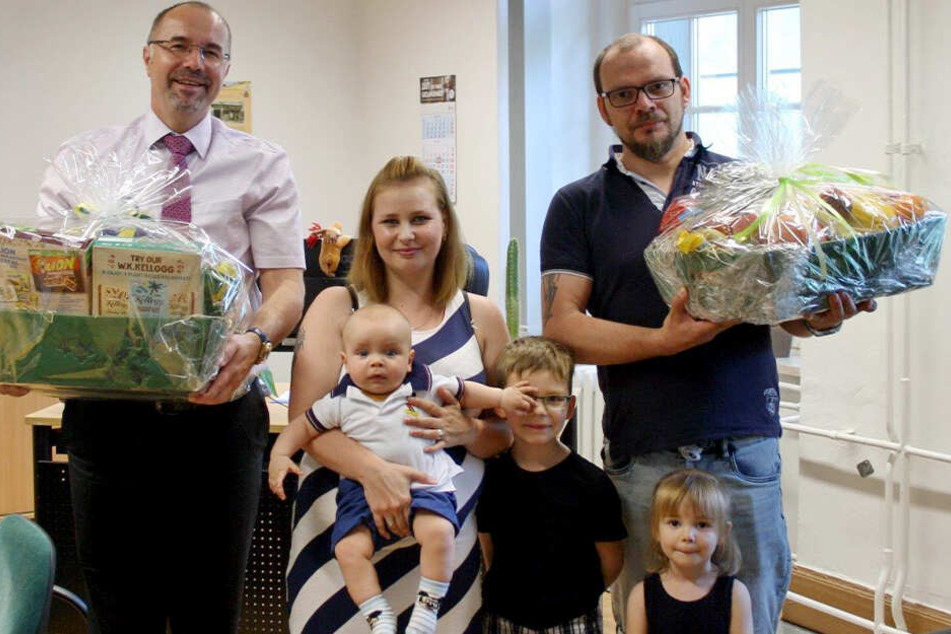 Freuen sich über ihr 7. Kind und den besonderen Paten: Susan und Thomas Hedrich mit Bürgermeister Steffen Zenner (l.) und den jüngsten drei Kindern.