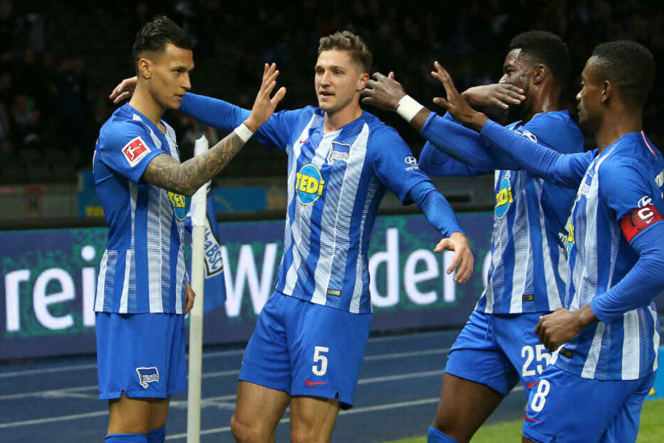Davie Selke, Niklas Stark, Jordan Torunarigha und Salomon Kalou bejubeln das 1:0.