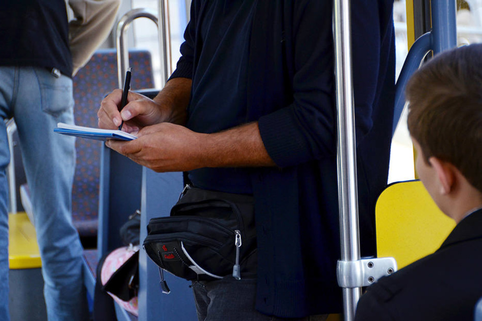 Wer in Bus und Bahn ohne Ticket erwischt wird, dem droht in Zukunft zumindest kein Gefängnis mehr, so will es das NRW-Justizministerium.