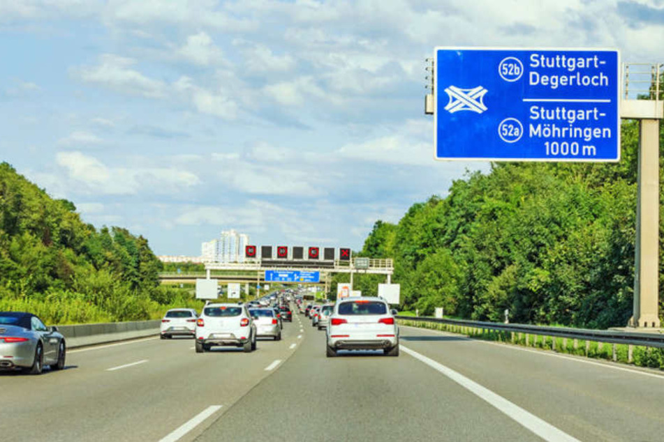 Bei einem Unfall auf der A8 nahe Stuttgart wurde ein Toyota von einem Fahrstreifen zum nächsten geschleudert. Immer wieder krachten Fahrzeuge in das Auto. (Symbolbild)