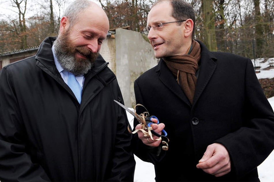 Innenminister Markus Ulbig brachte dem Hohburger Bürgermeister bereits 2011 eine Schere mit.
