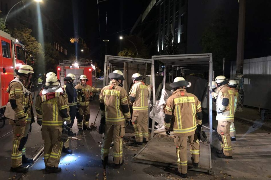 Der Rettungswagen war mit einem Patienten auf dem Weg ins Krankenhaus und krachte gegen ein Fußgängerdurchgang.