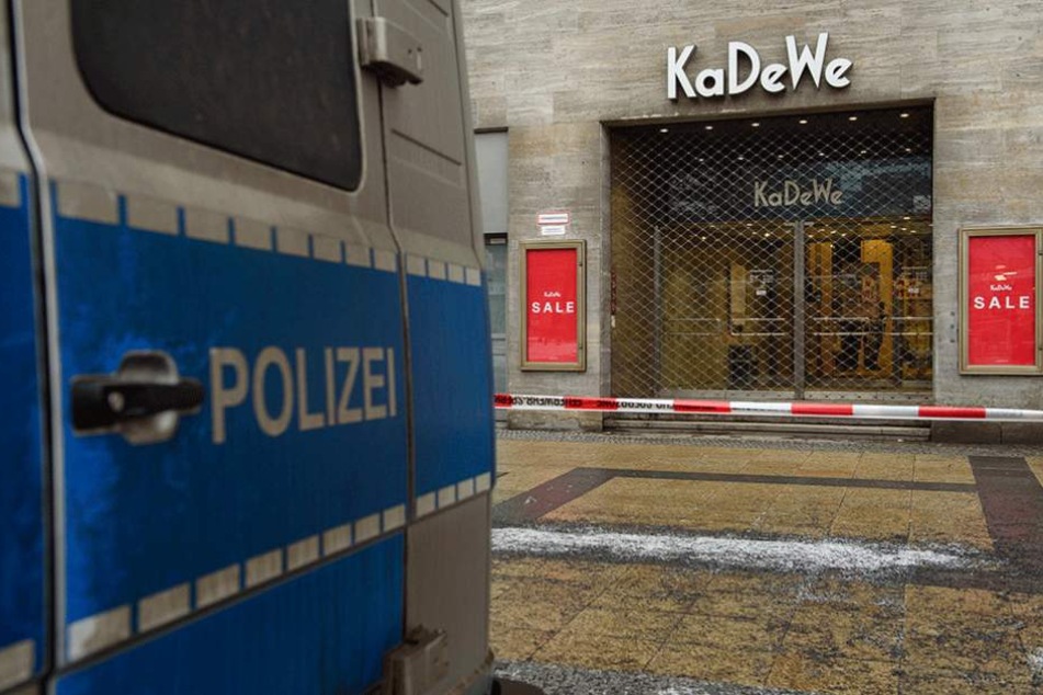 Polizei steht vor dem Tatort. Diebe erbeuteten im KaDeWe wertvollen Schmuck und Uhren.