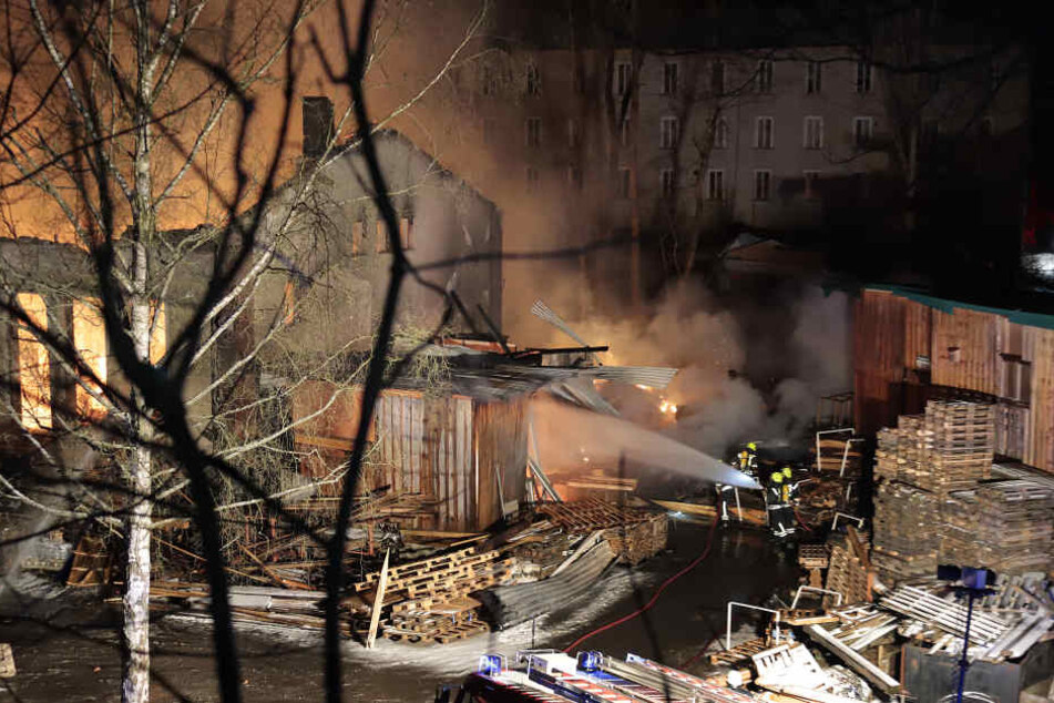 Der Brand war in der Nacht in einem Sägewerk in Drebach ausgebrochen.