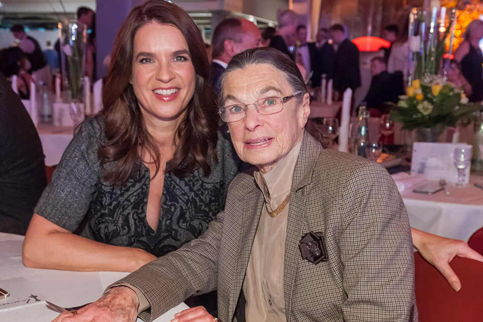 Erfolgstrainerin Jutta Müller und Olympiasiegerin Katarina Witt bei der "Chemmy"-Verleihung im März 2017.
