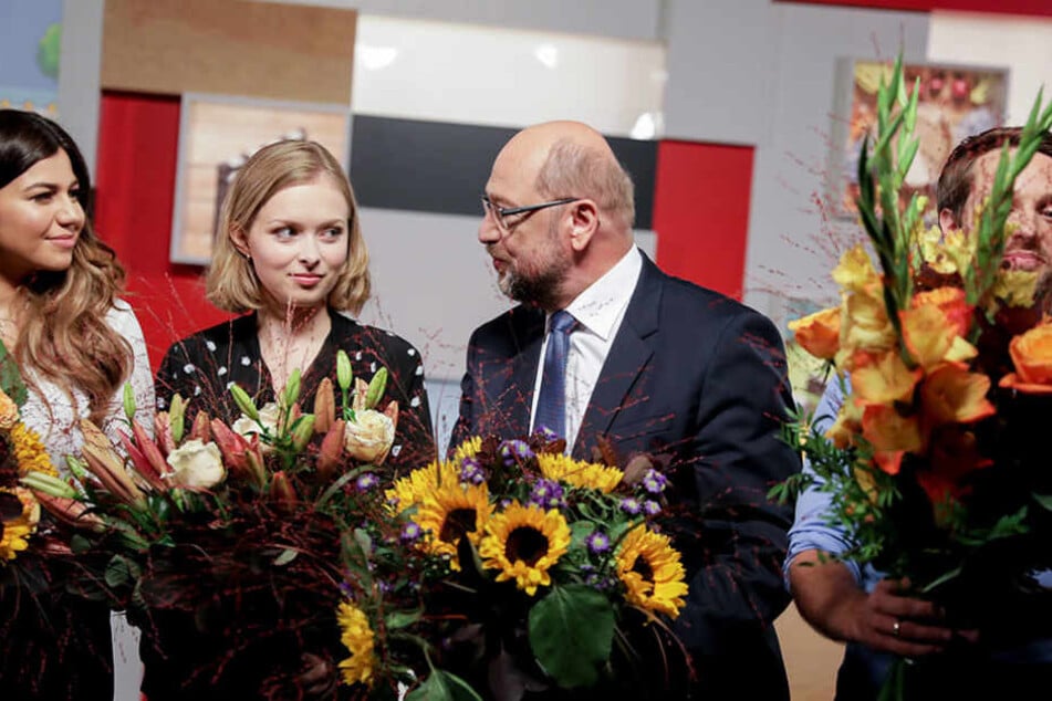 Martin Schulz mit den YouTubern (v.l.n.r.): Nihan Sen, Lisa Sophie und Mirko Drotschmann.