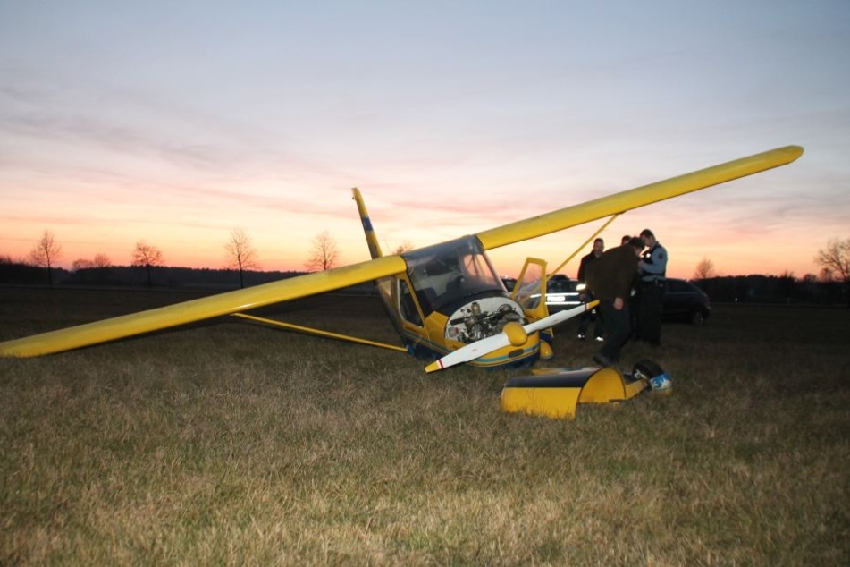 Beim Versuch auf dem Feld zu wenden, brach das Fahrwerk des Fliegers ab.