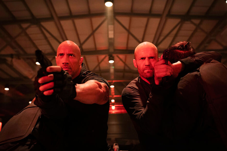 Luke Hobbs (l., Dwayne Johnson) und Deckard Shaw (Jason Statham) sind widerwillig Partner.