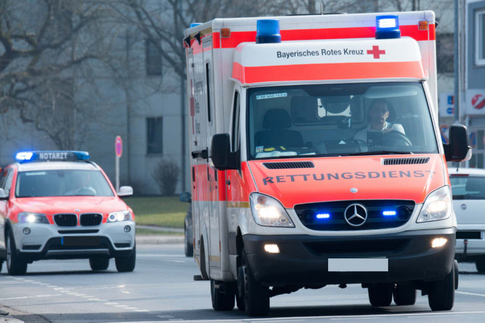 Ein Nissan wurde am gestrigen Abend von einer Tram erfasst, der Fahrer schwer verletzt. (Symbolbild)