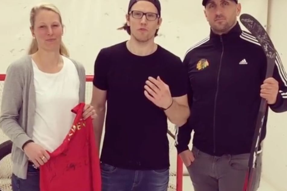 Christian Ehrhoff spendet seinen Eishockey-Schläger.