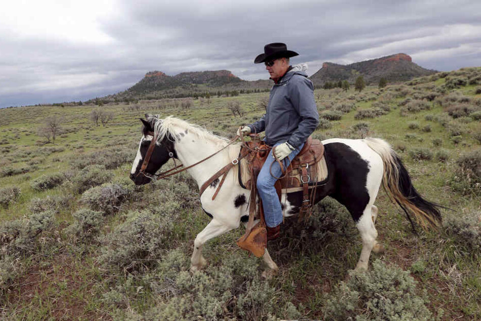 US-Innenminister Ryan Zinke reitet durch das Naturschutzgebiet "BearsEars". Es wird 85 Prozent seiner Fläche einbüßen