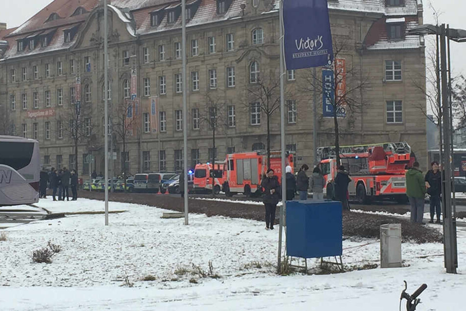 Mehrere Einsatzkräfte sind am Leipziger A&O-Hostel vor Ort.