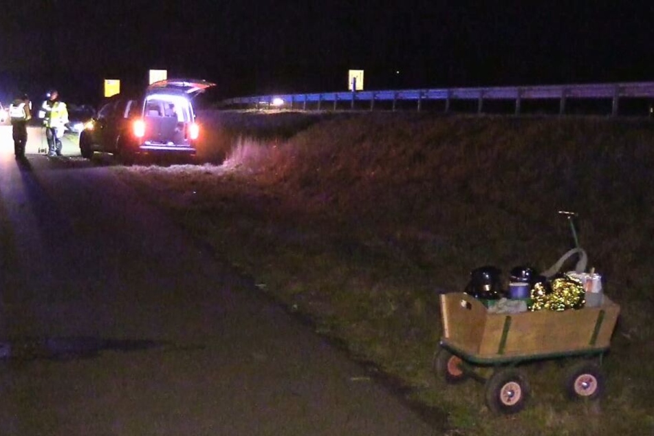 Ein Bollerwagen steht noch an einer Unfallstell, nachdem ein Autofahrer eine achtköpfige Gruppe übersehen hatte, die mit einem auf Kohltour war.