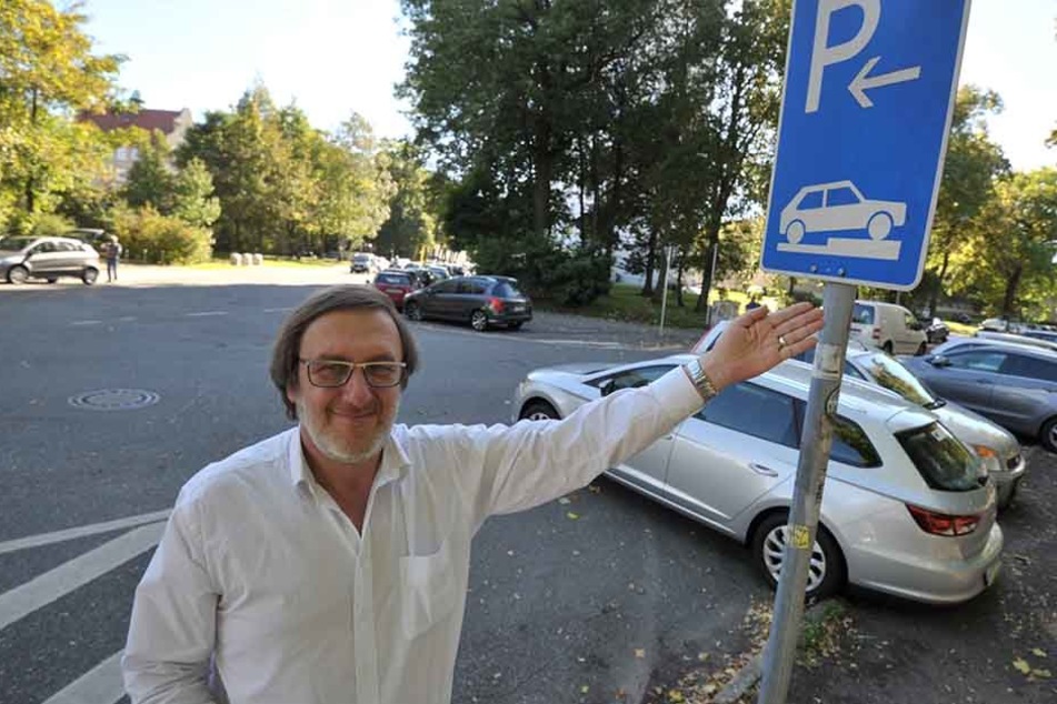 Redakteur Bernd Rippert (56) als MOPO24-Parkinspektor in der
Erich-Schmidt-Straße.