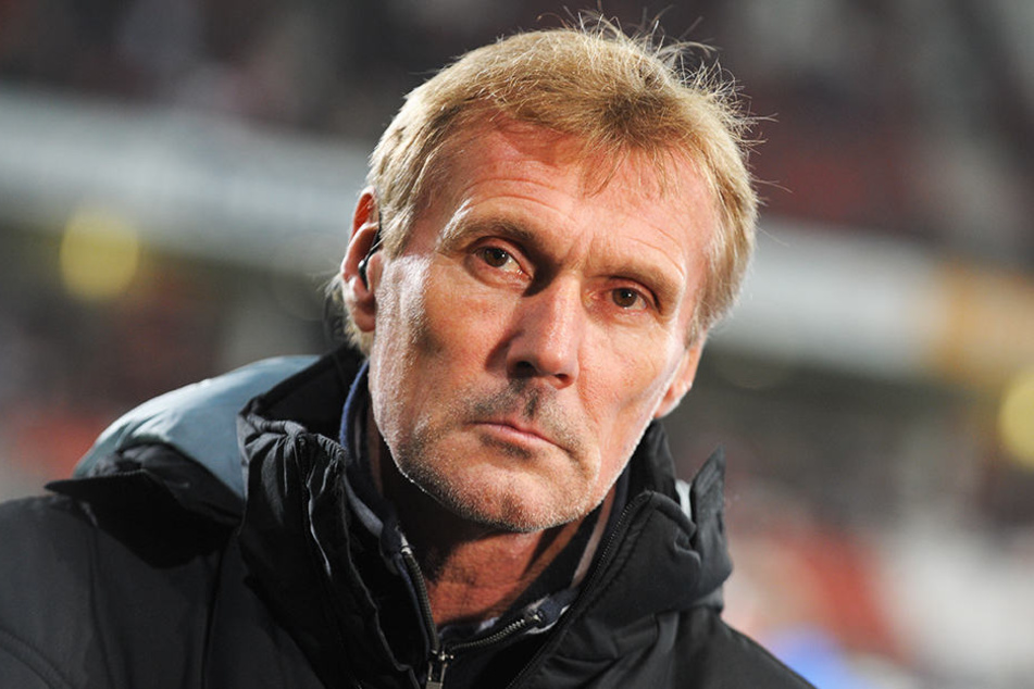Dreieich-Trainer Rudi Bommer musste seine geschockte Mannschaft aufrichten.