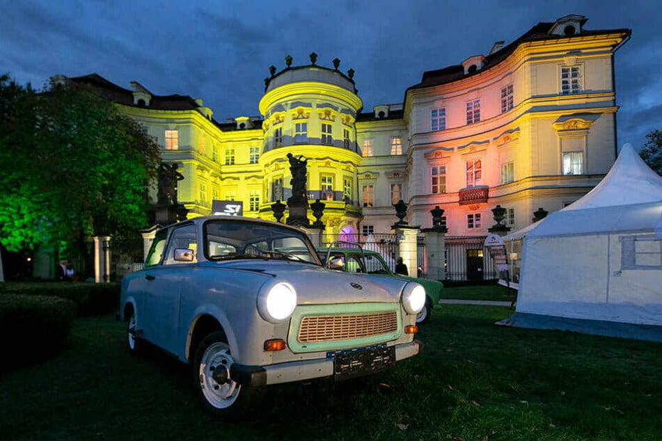 Trabis und Zelte im Park des nächtlich beleuchteten Palais Lobkowitz erinnerten an die dramatischen Stunden vor genau 30 Jahren.
