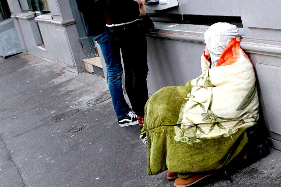 In Nordrhein-Westfalen geht es Leuten, die auf der Straße übernachten, an den Kragen - in finanzieller Hinsicht.