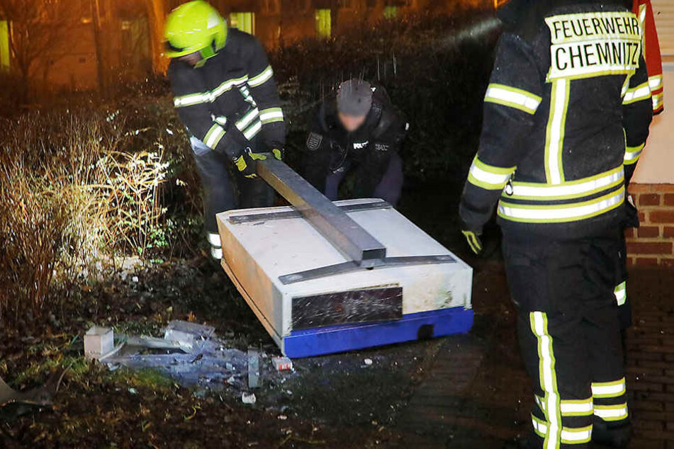 Feuerwehr und Polizei sichern Spuren.