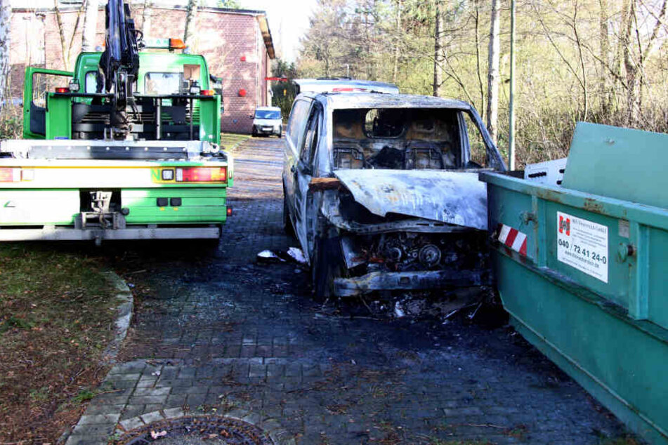 Das Auto rast ungebremst in den Container.