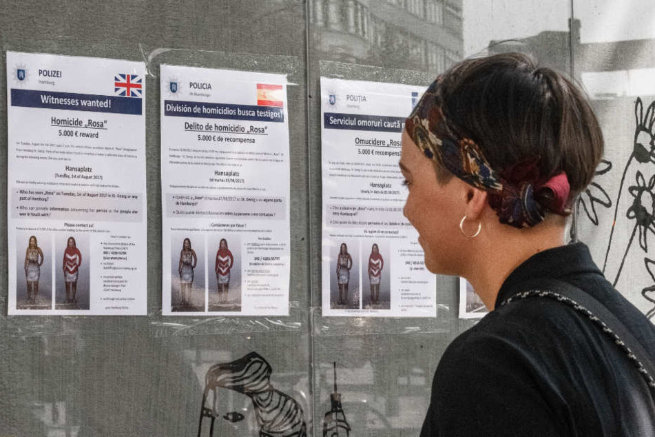 Die Plakate sind in mehreren Sprachen aufgehängt.