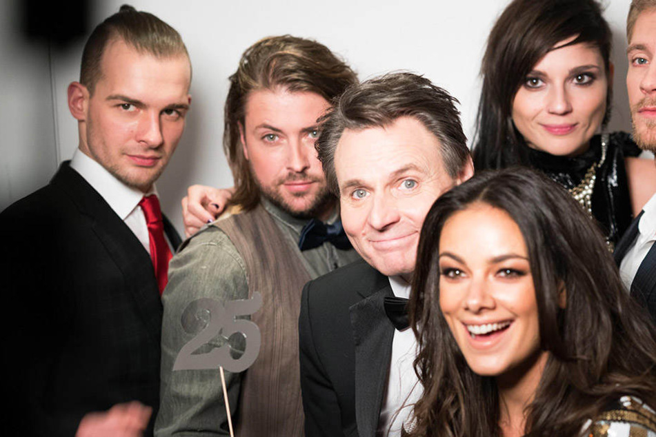 Eric Stehfest (links) mit anderen GZSZ-Stars anlässlich einer Jubiläumsfolge.