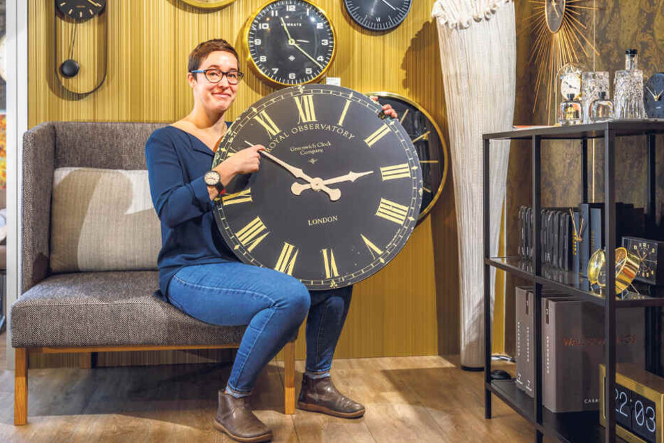 Bei Anne Opitz im Geschäft müssen am Montag rund 100 Uhren auf Winterzeit umgestellt werden.