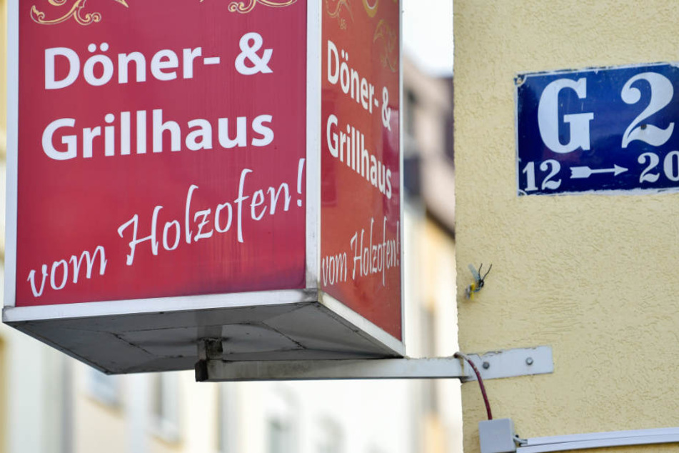 Ein Schild weist auf ein Grill-Restaurant in der Nähe des Marktplatzes hin.