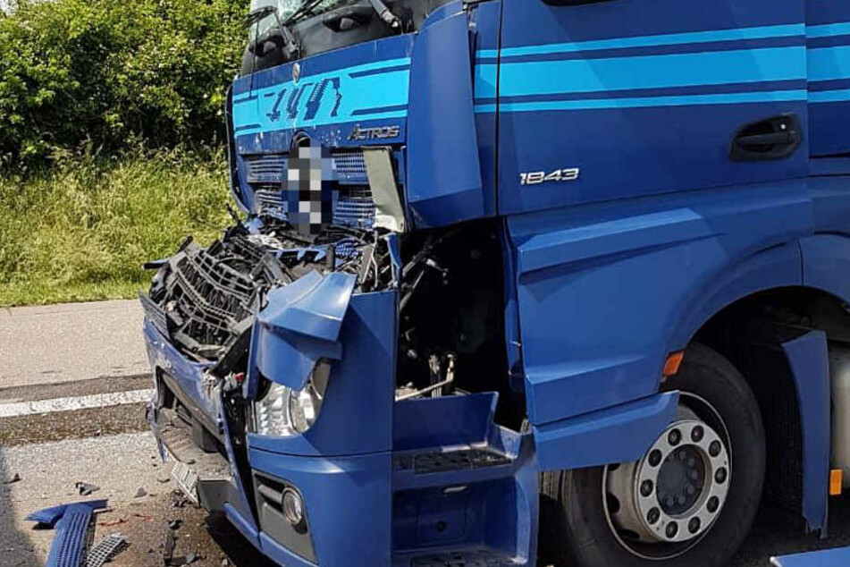 Das Foto zeigt einen Lkw, der an dem Auffahrunfall bei Butzbach beteiligt war.