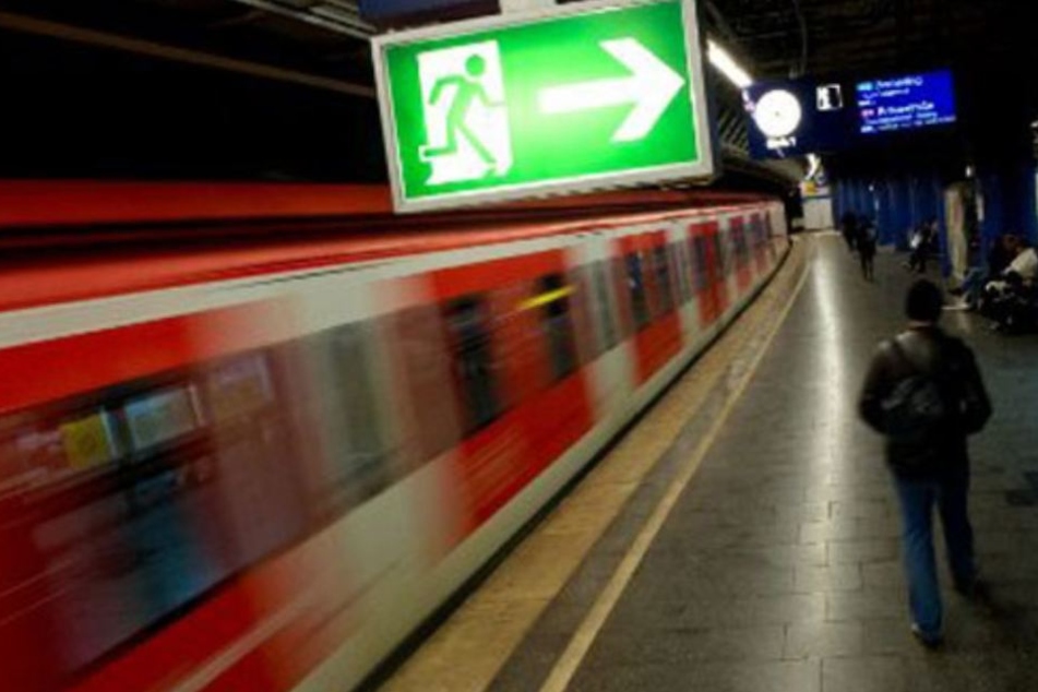 Die S-Bahn war in Richtung des Flughafens unterwegs. (Symbolbild)