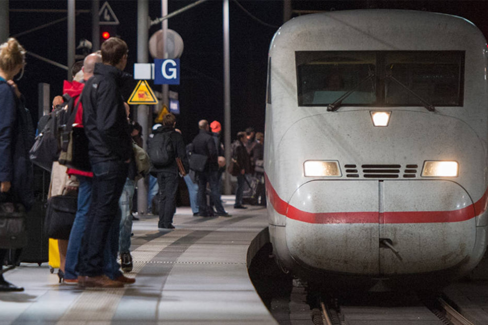 Wartende Passagiere am Hauptbahnhof in Berlin.