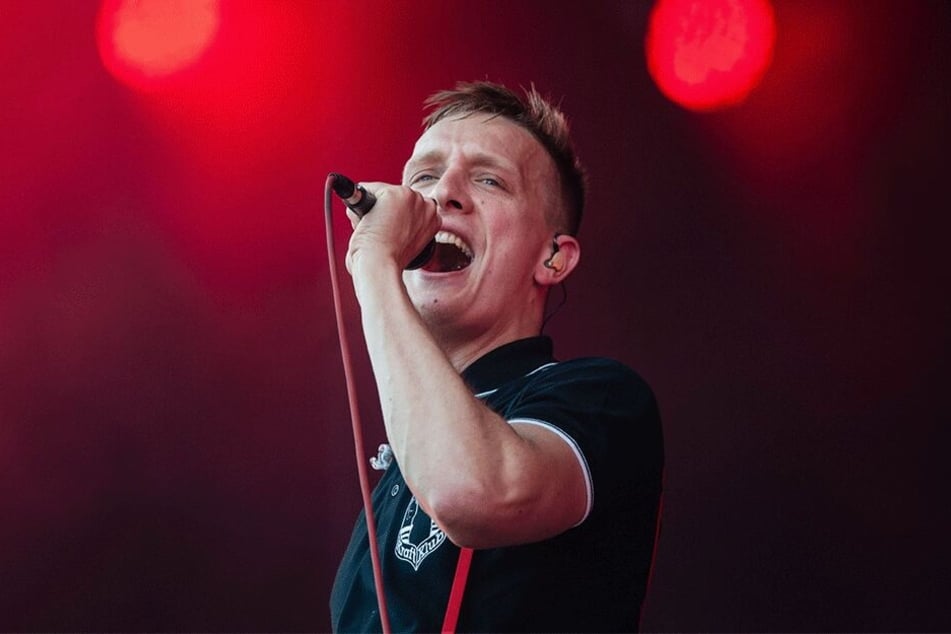 Kraftklub-Frontmann Felix Brummer (Kummer) bei einem Auftritt.