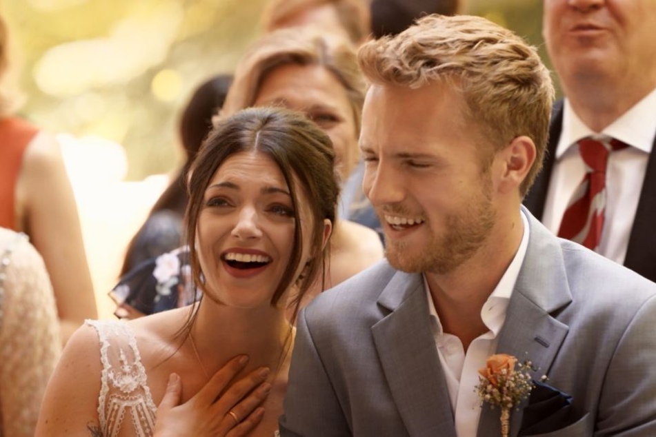 Sie sind einfach überglücklich: Am Mittwochabend geben sich Emily und Paul bei GZSZ das Ja-Wort.