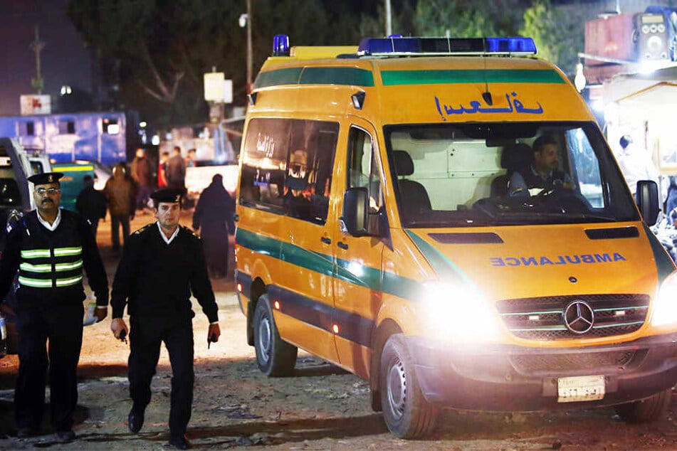 Ein Krankenwagen steht nahe der Stelle, an der ein Polizist bei dem Versuch, eine Bombe zu entschärfen, ums Leben kam.