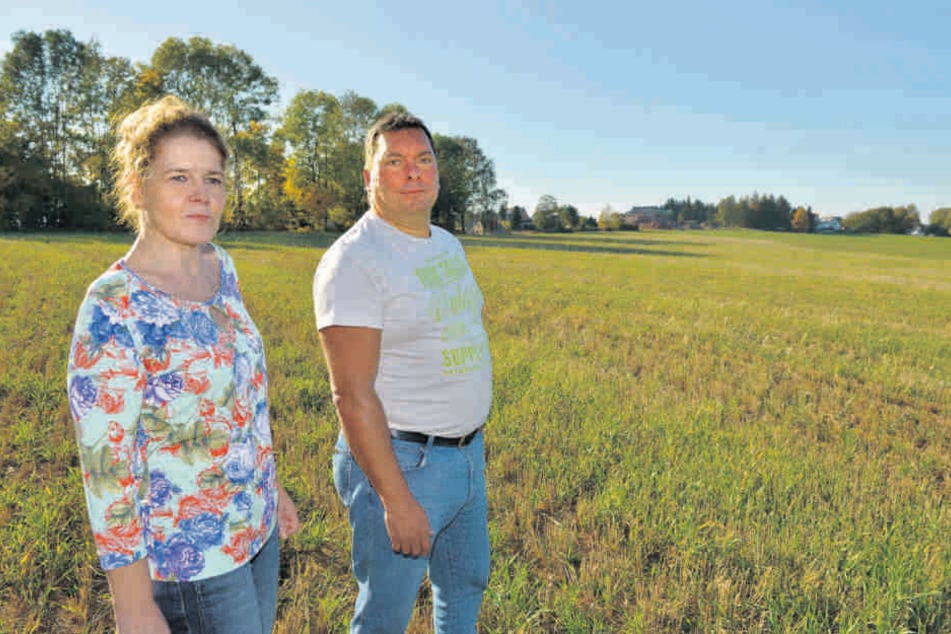Auf zwei Hektar Fläche soll die "Eigenheimsiedlung Pfarrwaldblick" entstehen. Die Anwohner Barbara Ullman (52) und Sven Trommler (47) halten nichts von den Plänen.