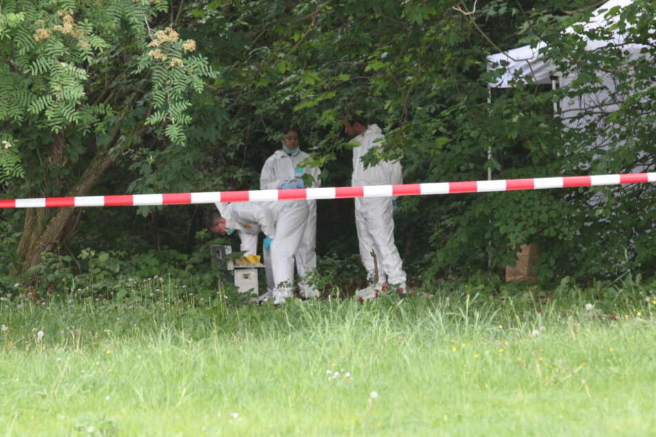 Die Mordkommission sichert Spuren am Leichenfundort in Berlin-Treptower Park im Mai.