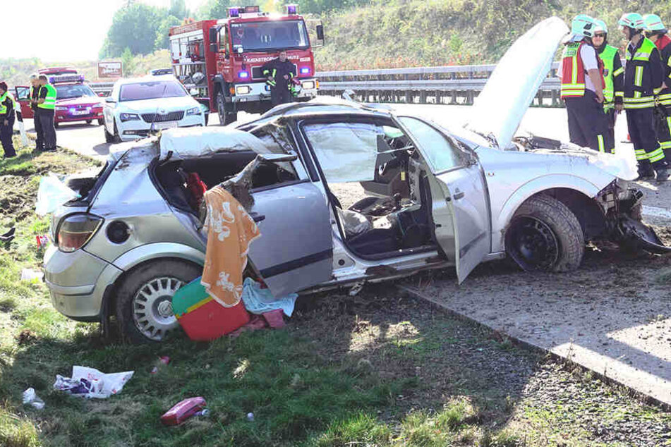 Opel überschlägt sich auf A72: Fahrerin schwer verletzt