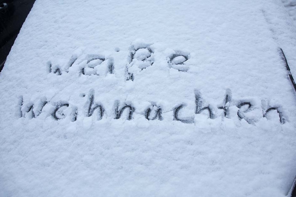 Schön! Eine zentimeterdicke Schneeschicht bedeckt die Autos auf dem Fichtelberg.