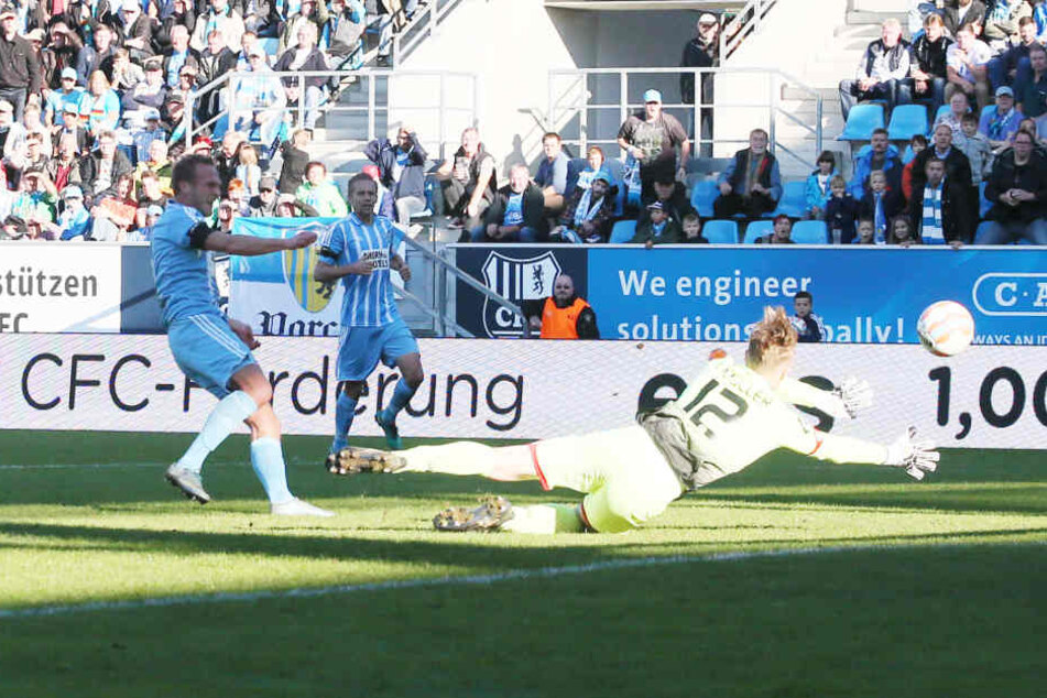 Routinier Julius Reinhardt, der hier das 4:1 gegen Mainz II. erzielt, will sich im Saisonfinale nicht entspannt zurücklehnen.