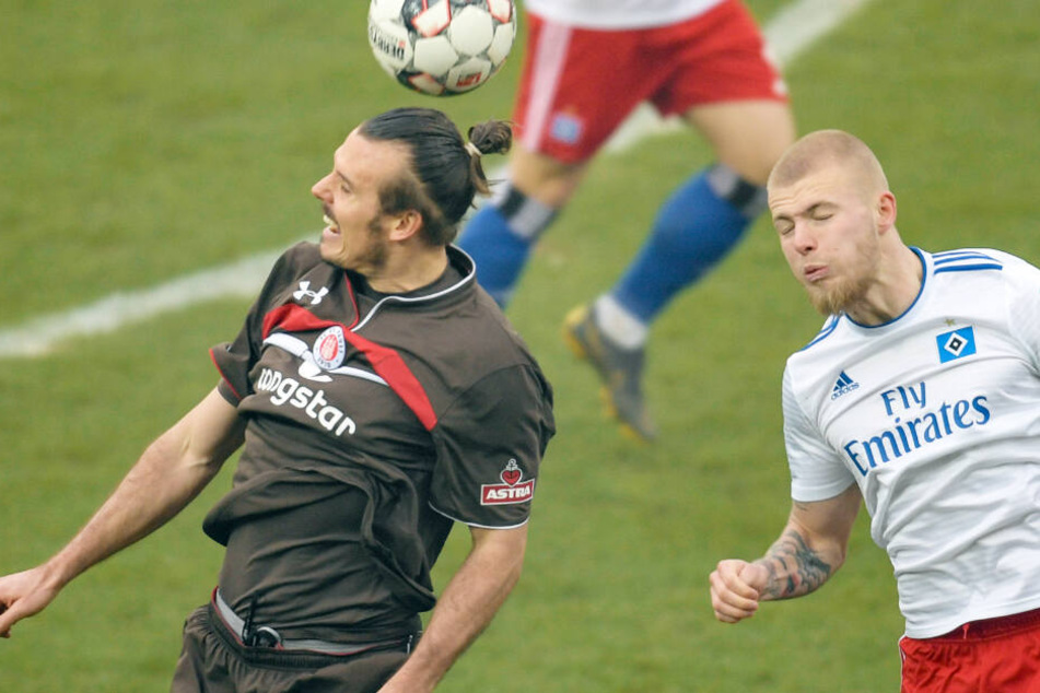 Alex Meier (links) und Rick van Drongelen trafen im Stadt-Derby aufeinander.