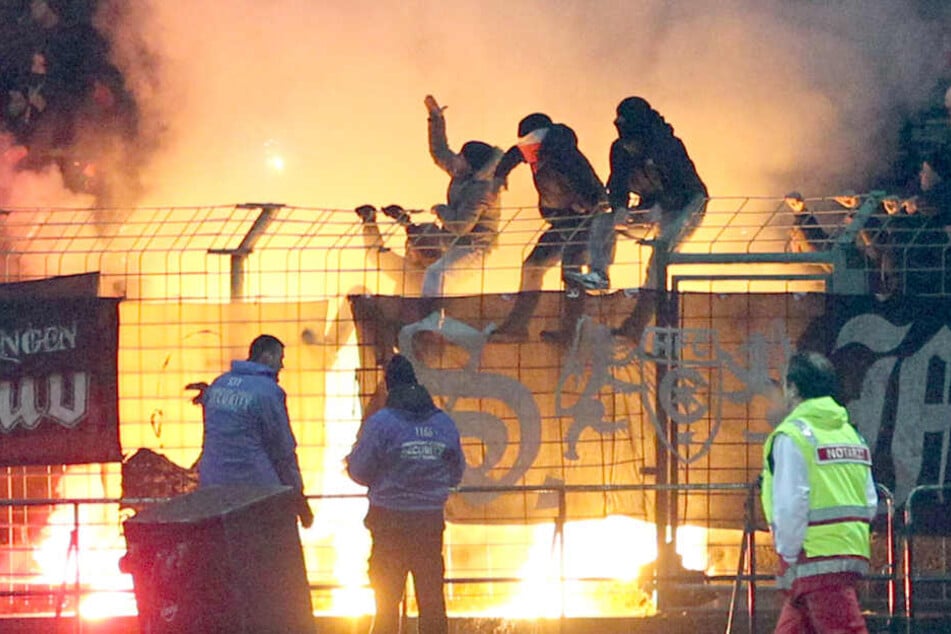 Kein seltenes Bild: Fußballfans schlagen mit Pyro-Aktionen über die Strenge.