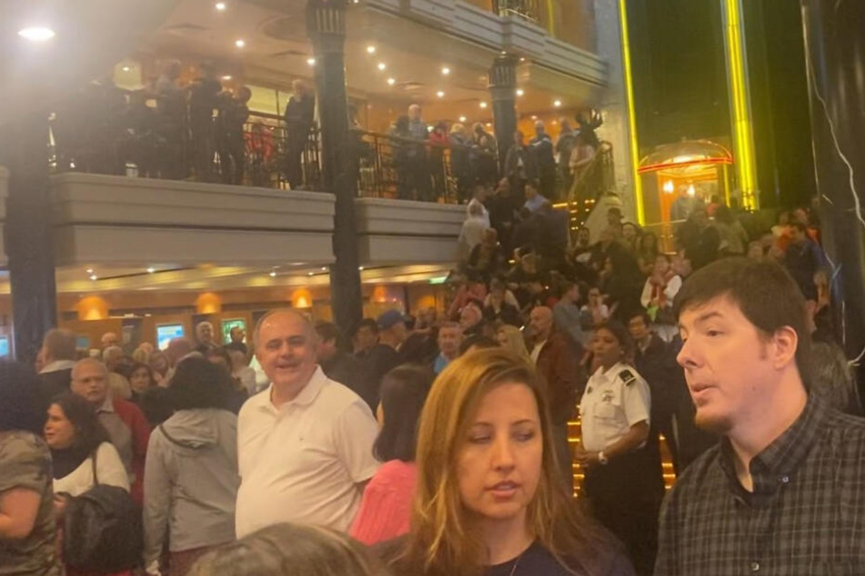 Eine große Menge an Menschen versammelte sich im Atrium des Schiffes.