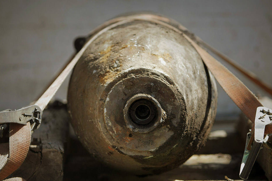 Die Fliegerbombe wurde von Mitarbeitern einer Recyclingfirma gefunden. Experten des Kampfmittel-Beseitungsdienstes sind vor Ort. (Symbolbild)