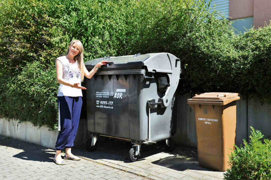 Sie freut sich auf die Gelben Tonnen, hat dafür aber keinen Platz: Anwohnerin Ivonne Brock (30) vom Grünaer Hexenberg.