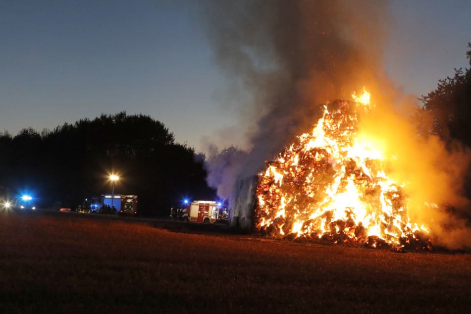 500 Strohballen stehen seit Sonntagabend in Flammen.