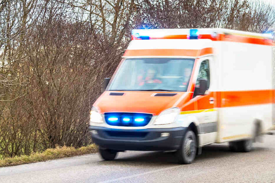 Ein Rettungswagen fährt zum Einsatz. Einem Autofahrer bei Bad Segeberg konnte nicht mehr geholfen werden.