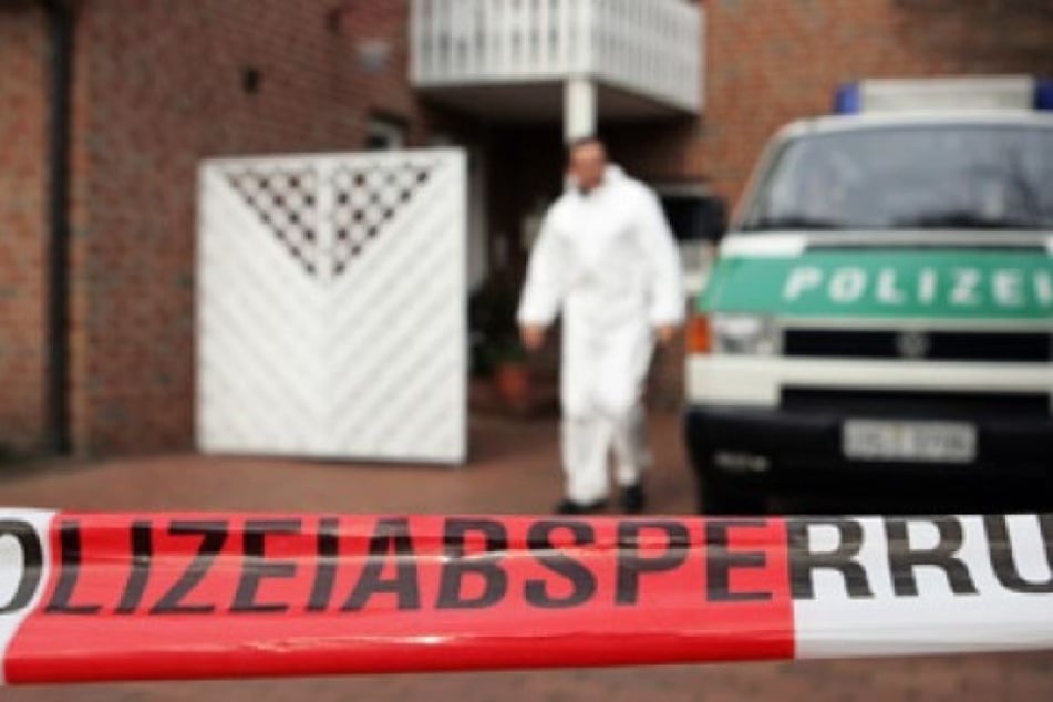 Die Einsatzkräfte fanden den 51-Jährigen leblos in seiner Wohnung. (Symbolbild)
